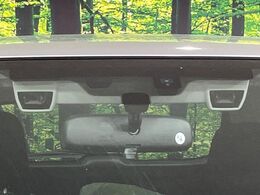 【アイサイト】前方の車両等を検知し、衝突しそうな時は警報で注意を促し、ブレーキを踏む力をサポート。ブレーキを踏めなかった場合は衝突被害軽減ブレーキが作動、衝突回避をサポートします。