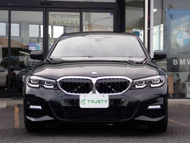 BMW在庫保有台数常時100台以上！ご来店の際はBMW本店（厚木市下荻野140-1）にご来店ください！弊社自慢の全天候型ショールーム！BMW在庫保有台数常時100台以上ございます！