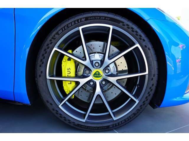 ダイヤモンドカットの20インチ超軽量Vスポーク鍛造アロイホイール