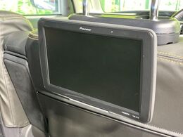 【後席モニター】家族や友人とお出かけする機会が多い方に大人気の後席モニターを装備！見やすい位置に画面がありテレビやDVDの視聴も快適！友達もお子様も、後席にしか乗らなくなるかも？？