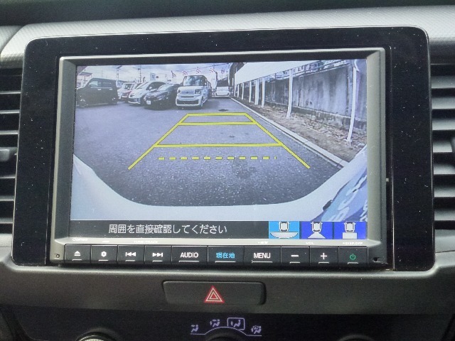 バック駐車が苦手な方や、初めてのお車で不安な方でも後方をナビ画面に映してくれるので、ラクラク停められます。