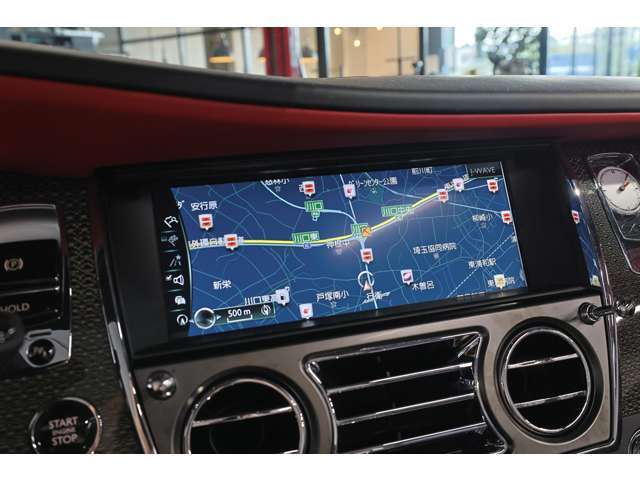 インフォテインメントシステムはBMW系統の使いやすいものが使われている。モニターという上質な空間に現れる無粋なものはパネルで隠すこともできる。