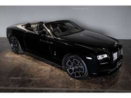 英国のショーファードリブンの名門、Rolls-Royce。そのドロップクーペの頂点が、Dawnだ。豪華絢爛はもちろんだが、ドライバーズカーとして面をの魅力を強調するために生まれたのがご紹介する「ブラックバッジ」だ