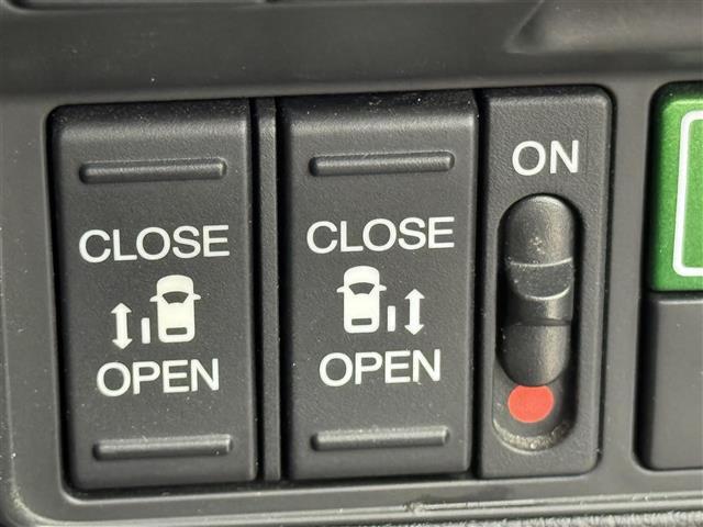 【両側パワースライドドア】小さなお子さまでもボタン一つで乗り降りラクラクです！両手に荷物を抱えている状態でもボタンを押せば自動で開閉するので、お買い物やお出かけの際にはとっても重宝します！