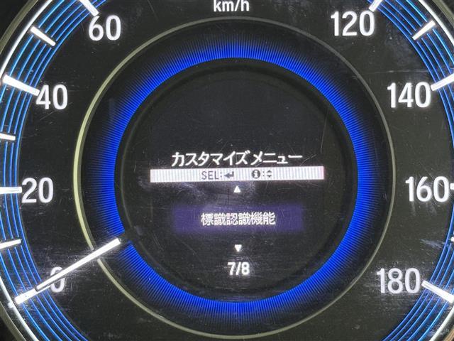 【標識認識機能】道路標識を見逃さないよう、一時停止・進入禁止は標識の手前、速度制限・はみ出し禁止は標識通過時の、適切なタイミングでお知らせします。機能には限界があるためご注意ください。