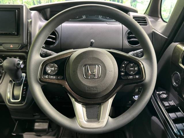 インテリアに合わせたデザインのステアリングは、運転される方のことも考え、運転しやすい形状、大きさです。是非一度、実際に触ってお確かめください。