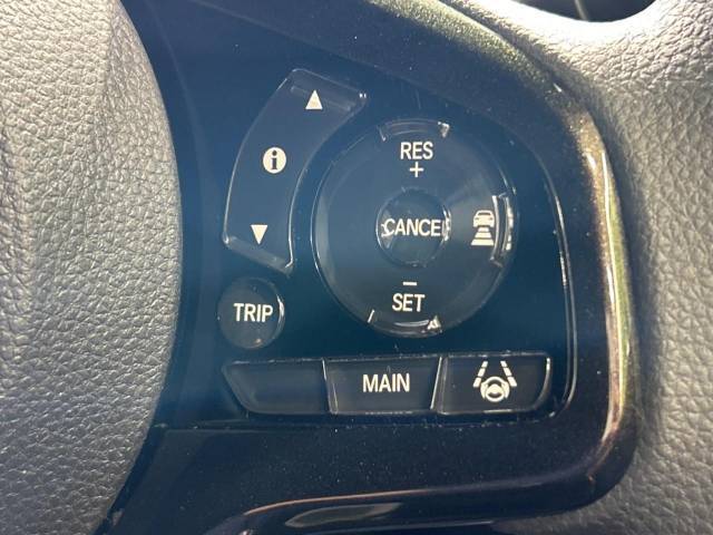 【アダプティブクルーズコントロール】高速道路での長距離走行が楽に！！自動で速度を保つクルーズコントロールが、衝突軽減システムと連携し、前方の車両を感知して車間を保つように速度調節してくれます！！