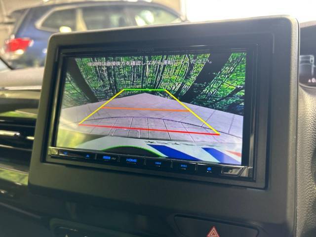 【バックカメラ】駐車時に後方がリアルタイム映像で確認できます。大型商業施設や立体駐車場での駐車時や、夜間のバック時に大活躍！運転スキルに関わらず、今や必須となった装備のひとつです！