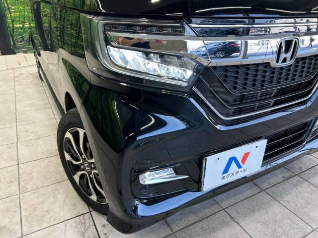 【LEDヘッドライト】悪天候や夜間走行時も良好な視界を確保し安心して運転できる高輝度LEDヘッドライトを装備！点灯速度が早く、消費電力も抑えられています。