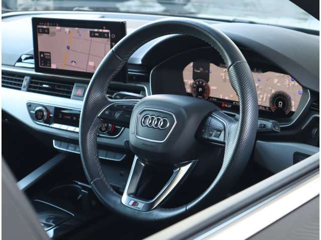 Audi車はどのお車をお選びいただいてもレザーハンドルです。そこにはAudiのこだわりがあり質感の高いレザーでしっかりと手に馴染んでくれます。