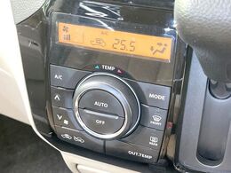 【オートエアコン】一度お好みの温度に設定すれば、車内の温度を検知し風量や温度を自動で調整。暑い…寒い…と何度もスイッチ操作をする必要はありません。快適な車内空間には必須の機能ですね♪