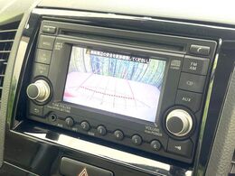 【バックカメラ】駐車時に後方がリアルタイム映像で確認できます。大型商業施設や立体駐車場での駐車時や、夜間のバック時に大活躍！運転スキルに関わらず、今や必須となった装備のひとつです！