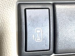 【パワースライドドア】スマートキーや運転席のスイッチでスライドドアの開閉が可能♪電動だから力を入れてドアを開ける必要が無く、小さいお子様でも、重い荷物を持っている時もラクに開け閉めできます♪