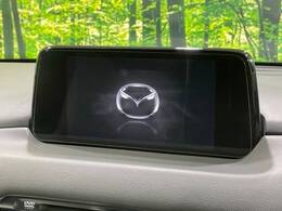 【マツダコネクトナビ】車内の雰囲気にマッチした一体型タイプのナビ。各種車輌設定やBluetooth再生等、様々な機能が楽しめます。直感的なダイヤル操作が可能で、使い勝手も良好です。