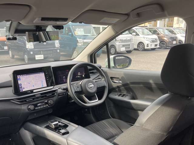 【踏み間違い衝突防止アシスト】　駐車操作中ブレーキが遅れ障害物と衝突する危険を察知したり、ブレーキとアクセルを間違え踏み込んだ時、クルマがエンジン出力やブレーキを制御し衝突防止を支援します。