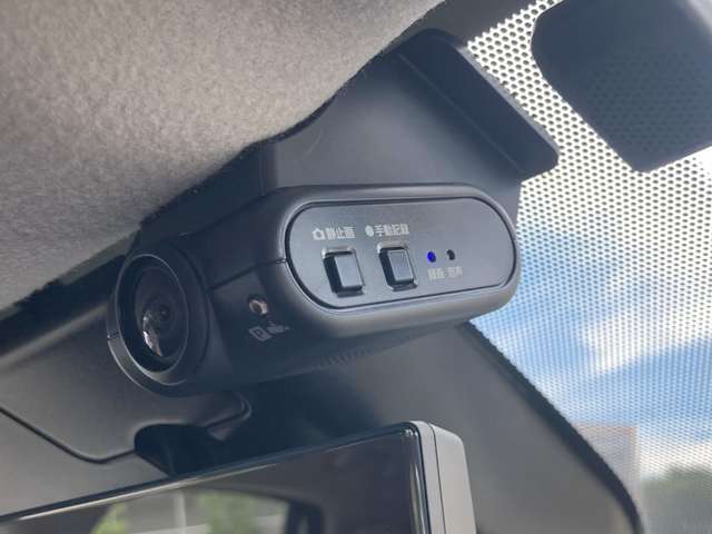 【日産純正　車内撮影用カメラ付きドライブレコーダー装着車】　映像/音声の記録はもちろん、映像再生時に走行軌跡や車速のわかるGPS搭載。事故時の客観的な検証に役立ちます。