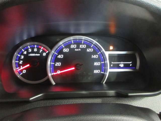 車の必要な情報が集約されており、運転席でお車の全ての状態がひと目でわかります！