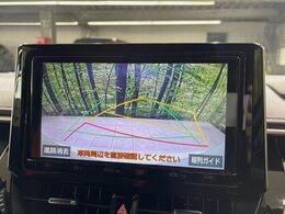 【バックカメラ】駐車時に後方がリアルタイム映像で確認できます。大型商業施設や立体駐車場での駐車時や、夜間のバック時に大活躍！運転スキルに関わらず、今や必須となった装備のひとつです！