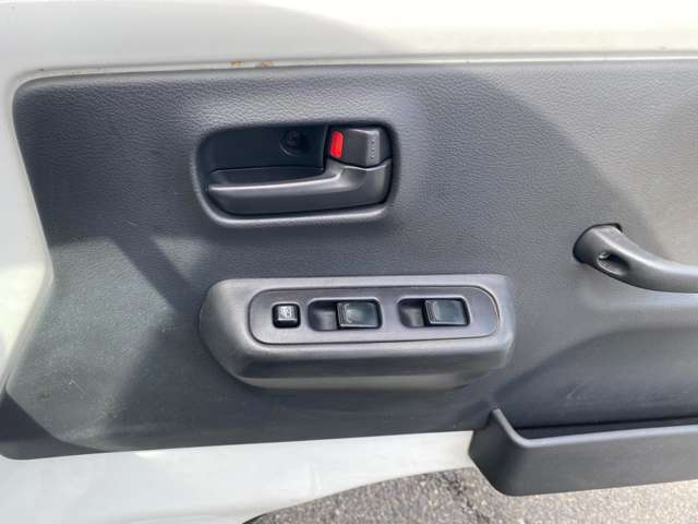 パワーウィンドウ付き。運転席で全部の窓を開閉することが可能です