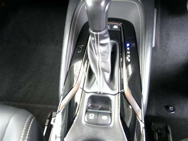 電動パーキングブレーキ。自動または手動でパーキングブレーキをかける・解除することができます。