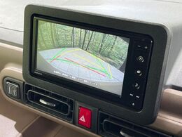 【バックカメラ】駐車時に後方がリアルタイム映像で確認できます。大型商業施設や立体駐車場での駐車時や、夜間のバック時に大活躍！運転スキルに関わらず、今や必須となった装備のひとつです！