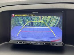 【バックカメラ】駐車時に後方がリアルタイム映像で確認できます。大型商業施設や立体駐車場での駐車時や、夜間のバック時に大活躍！運転スキルに関わらず、今や必須となった装備のひとつです！
