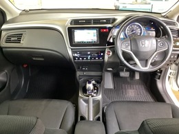 車内は光触媒抗菌消臭施工済です。インパネ周りはスタイリッシュなデザインで機能や装備も充実しています。グローブボックスやカップホルダーのほかにトレーなどたくさんの収納スペースが付いています。