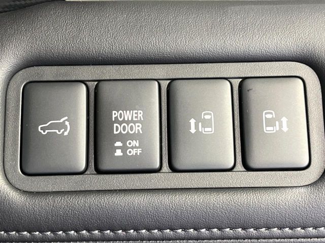 【両側パワースライドドア】スマートキーや運転席のスイッチで後席両側スライドドアの開閉が可能♪電動だから力を入れてドアを開ける必要が無く、小さなお子様でも簡単に開け閉めでき快適です♪