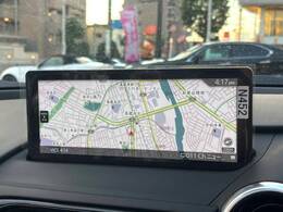 【8.8インチマツダコネクト】車内の雰囲気にマッチした大型のディスプレイ。スマホ接続でのナビ使用やBluetooth再生等、様々な機能が楽しめます。直感的なダイヤル操作が可能で、使い勝手も良好です。