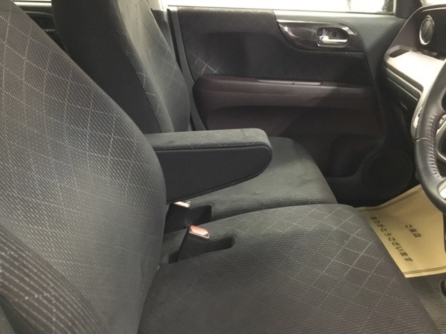 アームレストは運転時の疲労軽減になります。