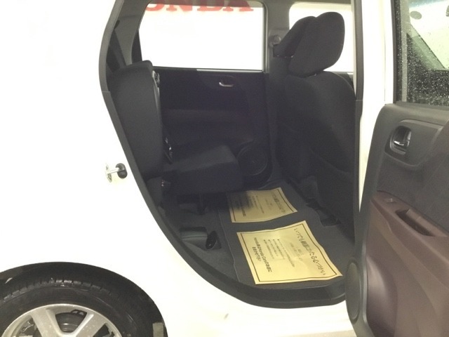 シートをはね上げれば、高さのある荷物も積めます。