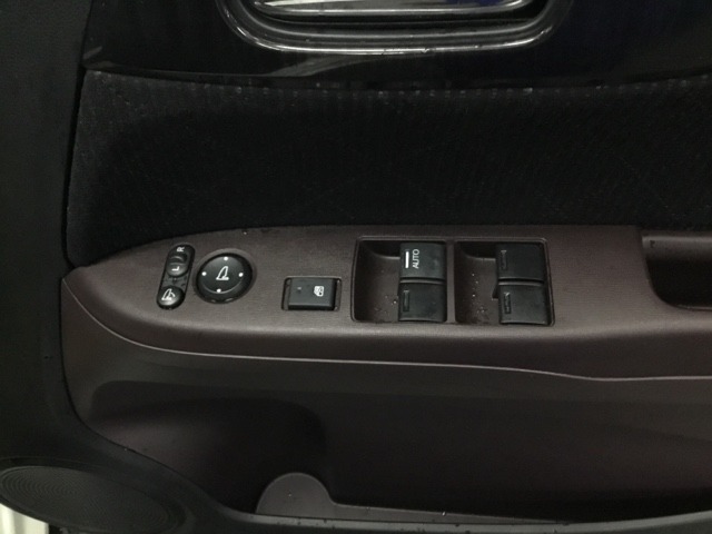 電動格納式リモコンドアミラーと、パワーウィンドウスイッチ等は運転席ドアにあります。