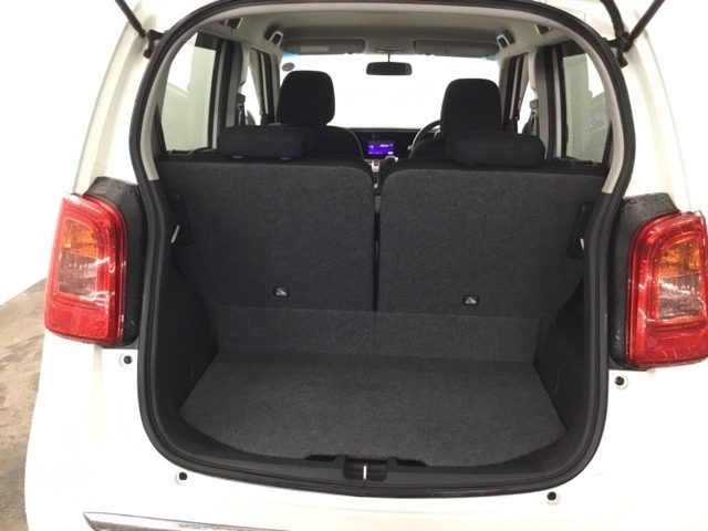 トランクの広さはどうです。　たくさんの荷物が積めます。