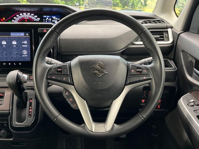 【純正革巻きステアリング】上質な革を使用することで、手にしっかり馴染みとても運転しやすいハンドルです♪