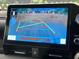 【バックカメラ】駐車時に後方がリアルタイム映像で確認できます。大型商業施設や立体駐車場での駐車時や、夜間のバック時に大活躍！運転スキルに関わらず、今や必須となった装備のひとつです！