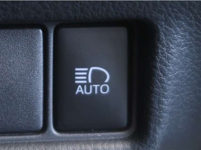 オートマチックハイビームとは、先行車や対向車のライトを認識し、ハイビームとロービームを自動で切り替える機能です。夜道の視界を確保します。詳細は販売店スタッフまでお尋ね下さい。