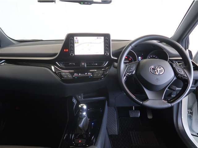 スタイリッシュなデザインのインパネ。各操作スイッチは使い易い位置に配置されてます。