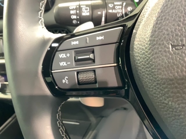 ステアリングにオーディオ操作スイッチが付いています。オーディオ画面に直接タッチしなくても操作が出来ますので、運転に集中できます。