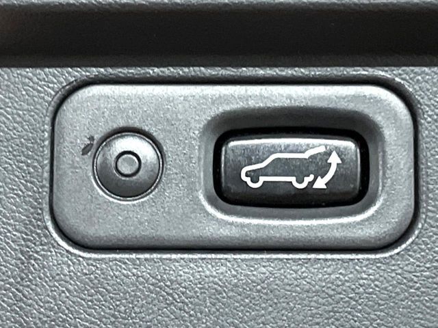 【パワーバックドア】スマートキーや運転席のボタンを押すだけでリアゲートが自動で開閉します！荷物を持っている時や、高い位置にあるバックドアを閉める際に便利な機能です♪