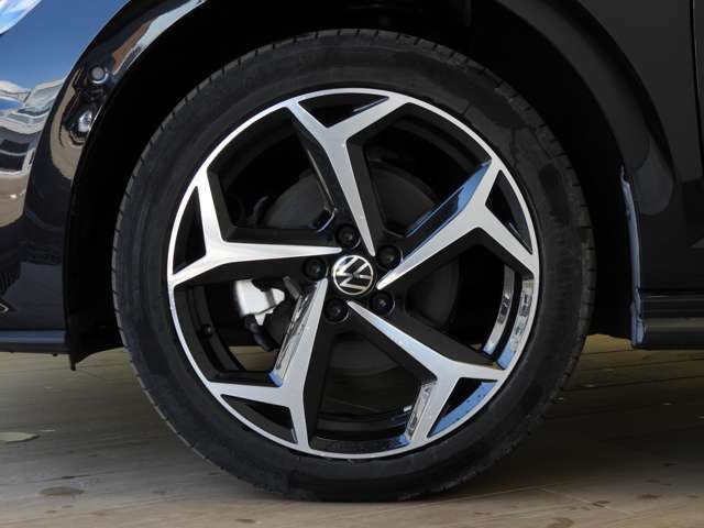 ☆R-Line専用17インチアルモホイール☆タイヤサイズは215/45R17☆