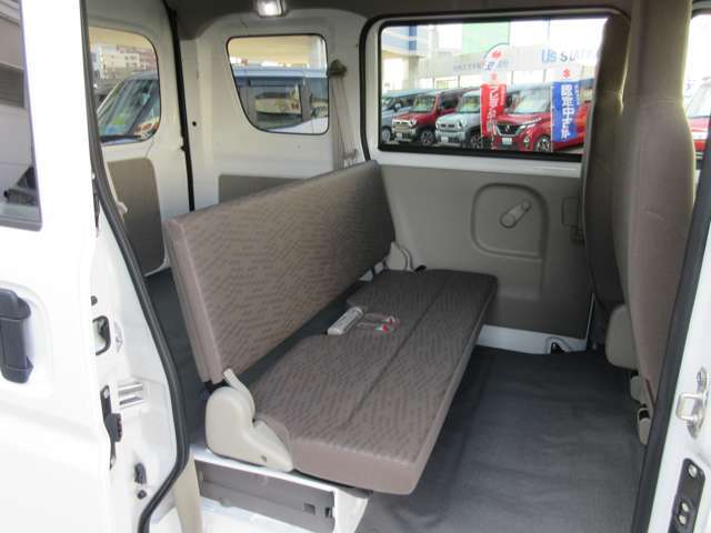 後部座席も当然、綺麗・清潔に仕上げております。内装の綺麗なお車は気持ちが良いですし、コンディションのいい車が多いです。前のユーザーが丁寧に使っていた証拠です。