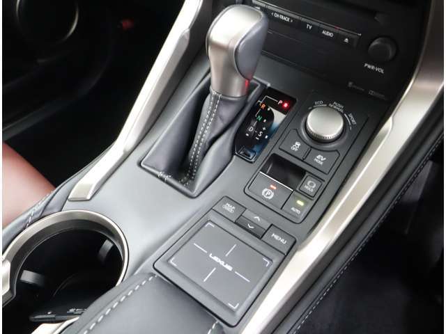 手元でナビゲーションなどの操作を可能にする「リモートタッチ」は、運転姿勢の変化を抑制し、スムーズな操作が可能です。