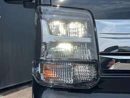 LEDライトは白色光で遠くまで明るく照らし、夜間の安全運転をサポートします
