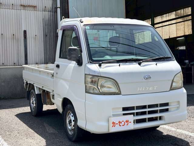 近年、夜の走行時のライトの色が白く視界が明るく運転し易くなっております。安全運転を心掛ける中、視界が暗いと夜道も不安かと思います！1年保証のLEDやHID取付販売中です！是非、ご検討下さい！