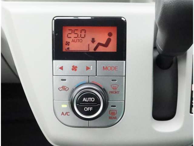 オートエアコンを装備しておりますので、四季を通じて車内を快適な温度に保つことが出来ます！高級感が有りますね！