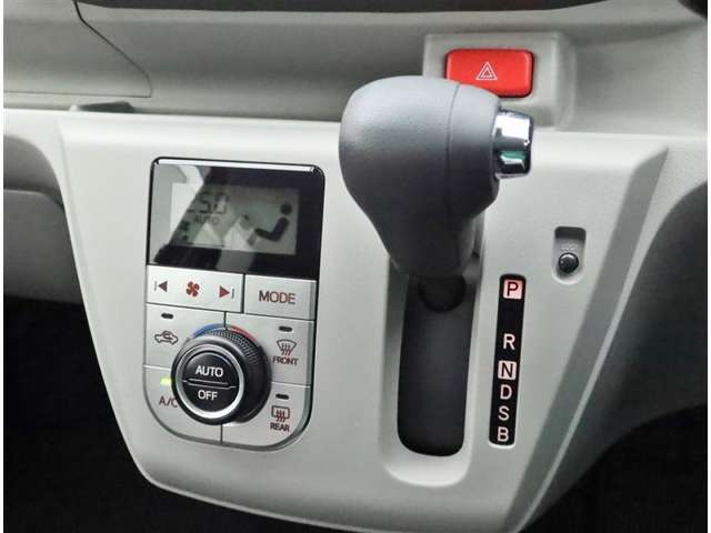 こちらのシフトは、車両にマッチしたデザインになっています！握りやすく、操作し易い配置になっていますので、いつも触れるシフトだからこそ、大切ですね！