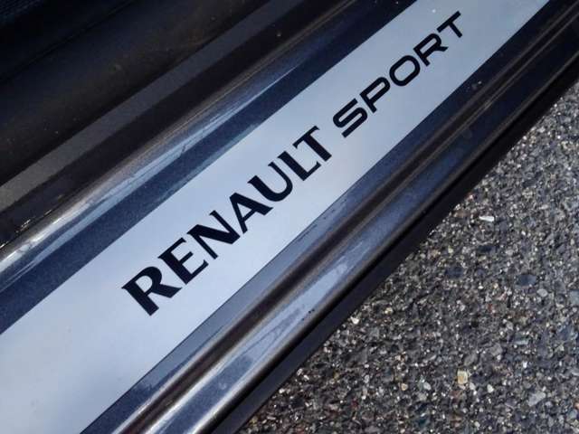 車内へ・・・サイドシルのRENAULTがあなたを迎え入れる・・・