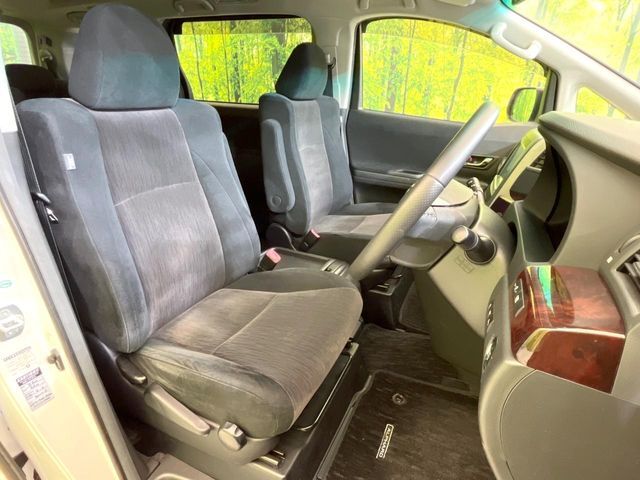 運転席シート廻りは使用感も少なく、良好な状態となっています。丁寧に使われていたことがよくわかりますね。