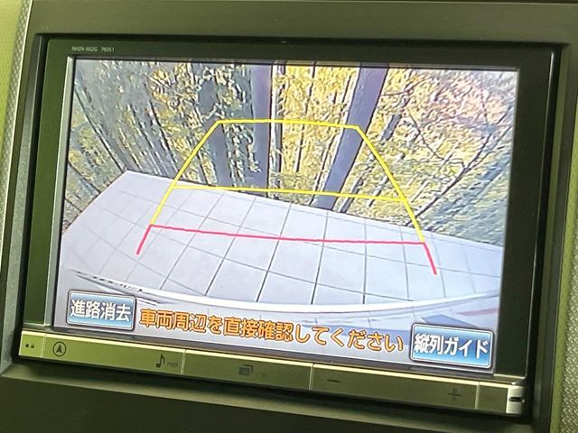 【バックカメラ】駐車時に後方がリアルタイム映像で確認できます。大型商業施設や立体駐車場での駐車時や、夜間のバック時に大活躍！運転スキルに関わらず、今や必須となった装備のひとつです！