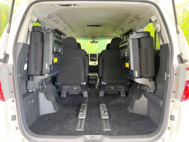 後席を格納すると、これだけの広さが！シーンに合わせたシートアレンジで、大きな荷物も積むことが出来ます♪